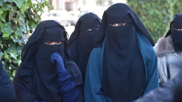 Pourquoi Les Musulmanes Portent Elles Une Burka Un Niqab Ou Hijab