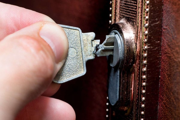 Comment procéder face à une clé coincée dans une serrure ?